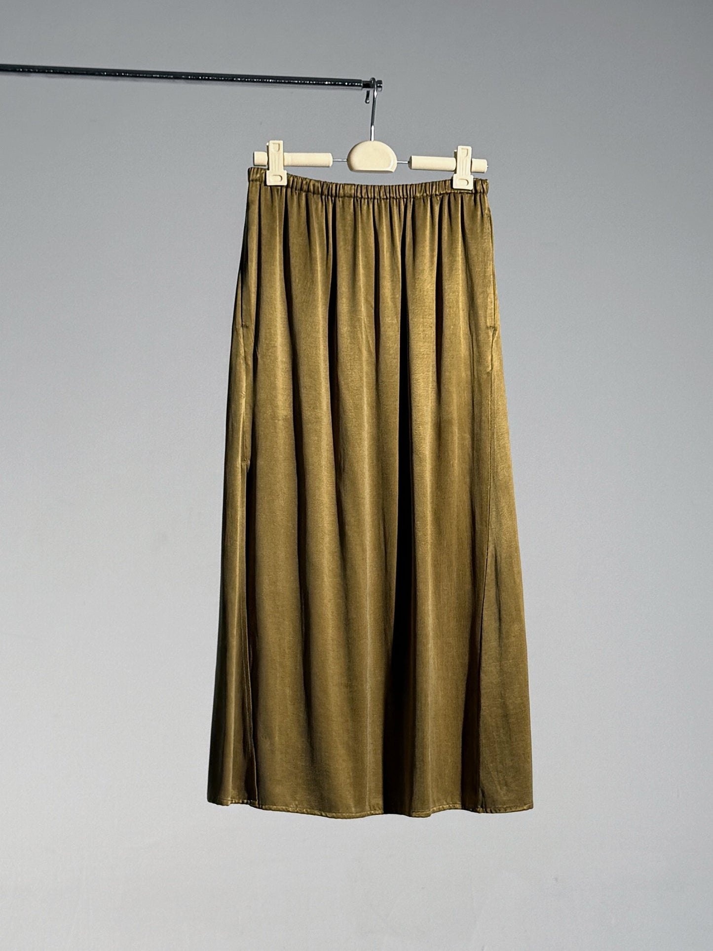 26SS 橄榄绿铜氨棉开叉半裙白底图