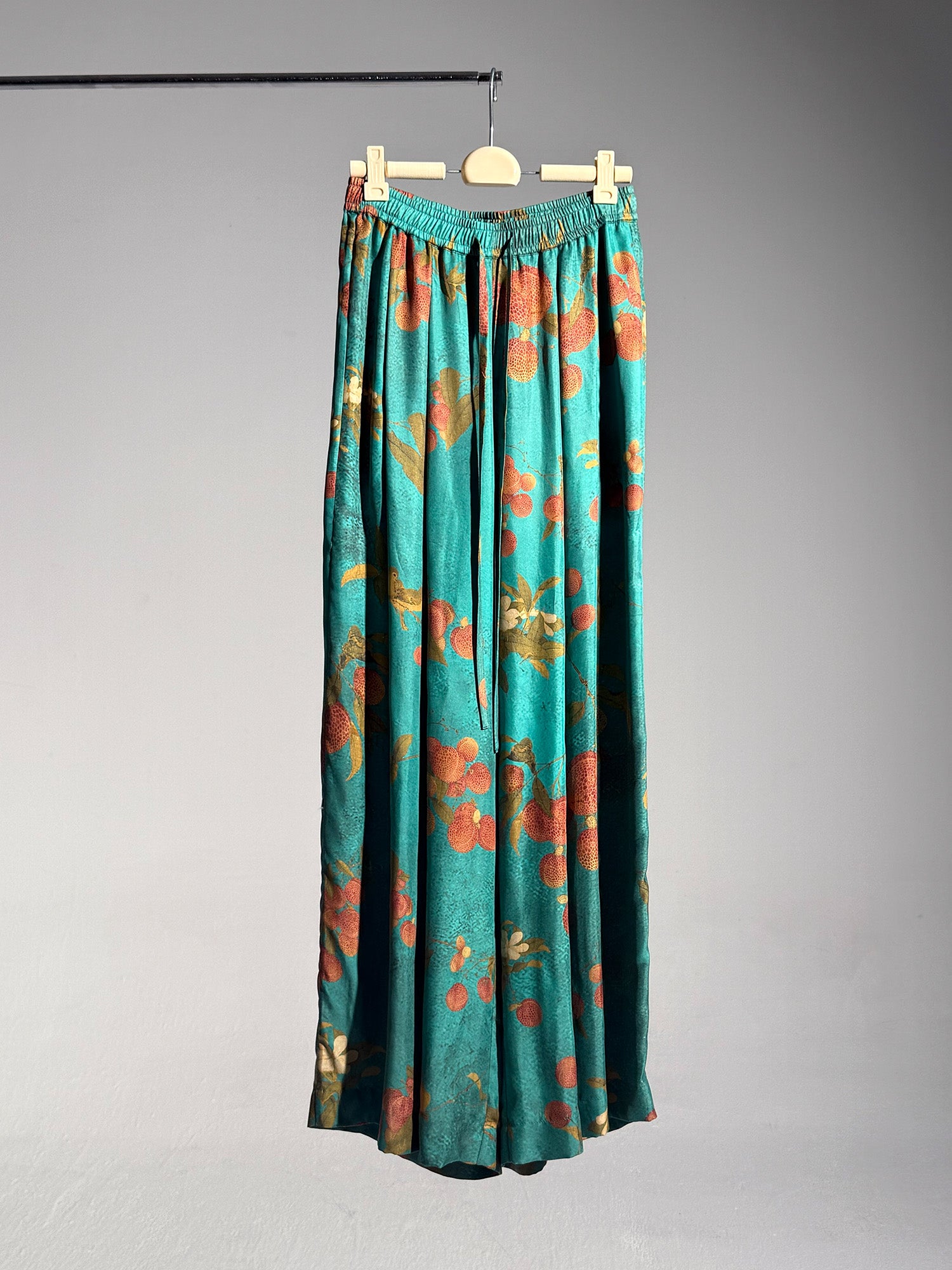 26SS 青荔枝印花铜氨长裤白底图