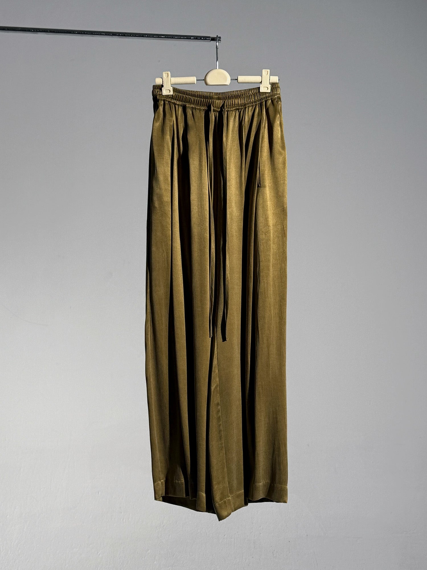 26SS 橄榄绿铜氨棉长裤白底图