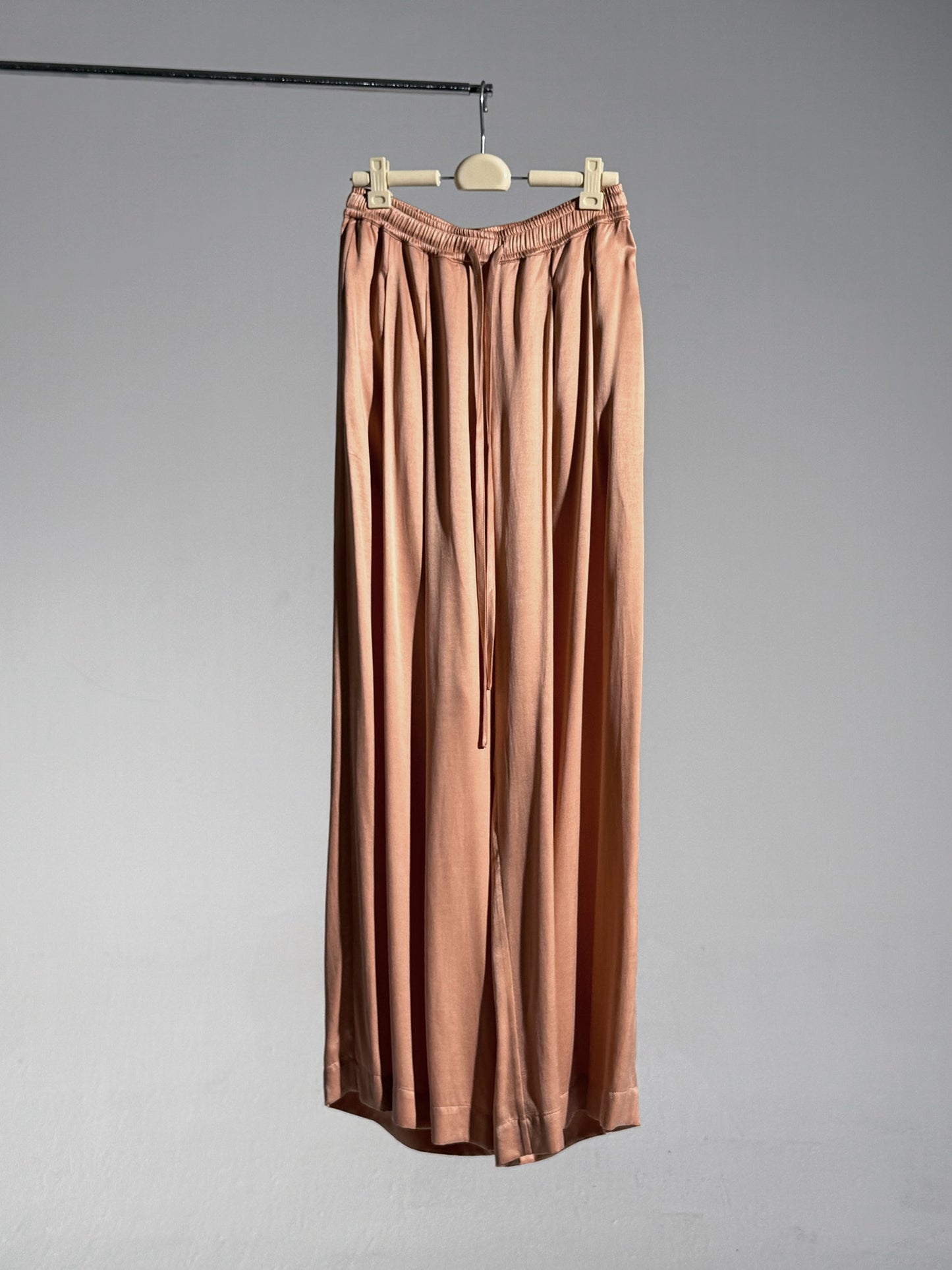 26SS 珊瑚粉铜氨棉长裤白底图