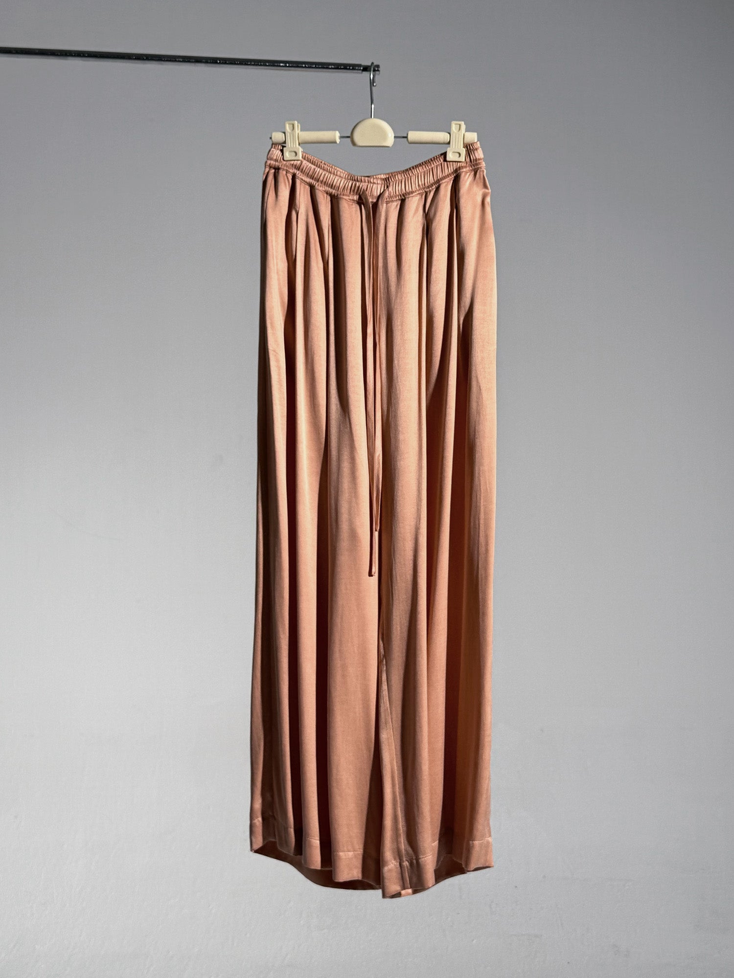 26SS 珊瑚粉铜氨棉长裤白底图