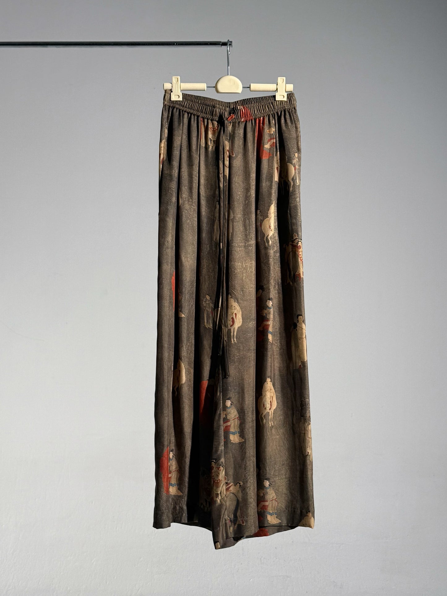 26SS 古铜人印花铜氨长裤白底图