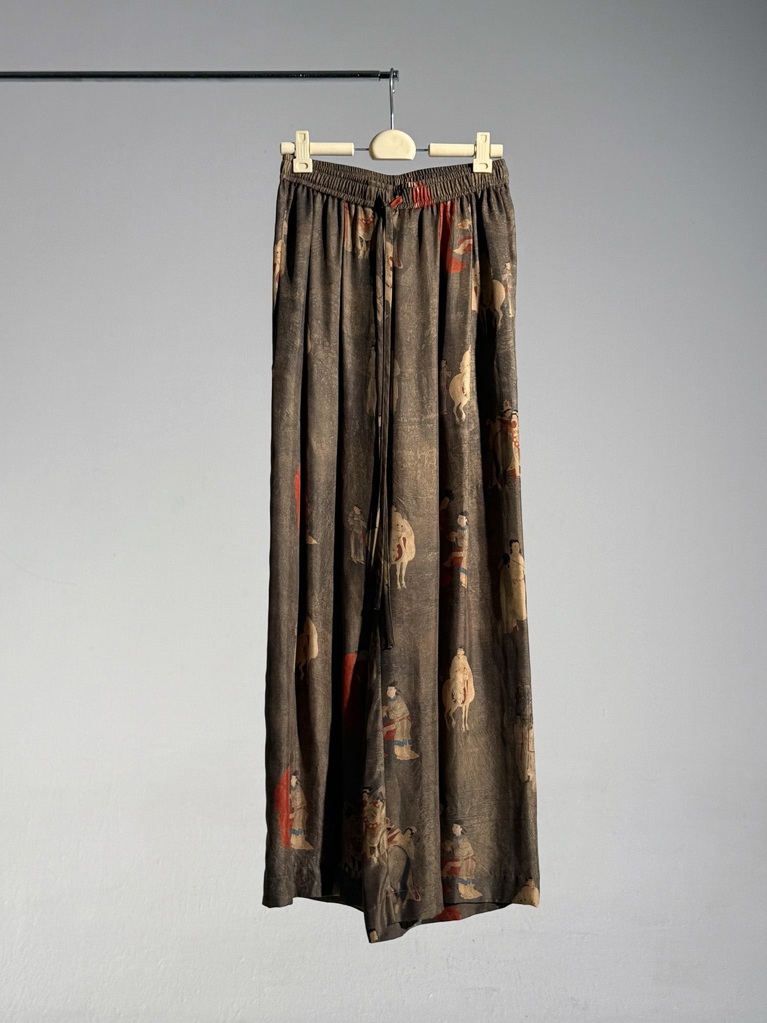 26SS 古铜人印花铜氨长裤白底图