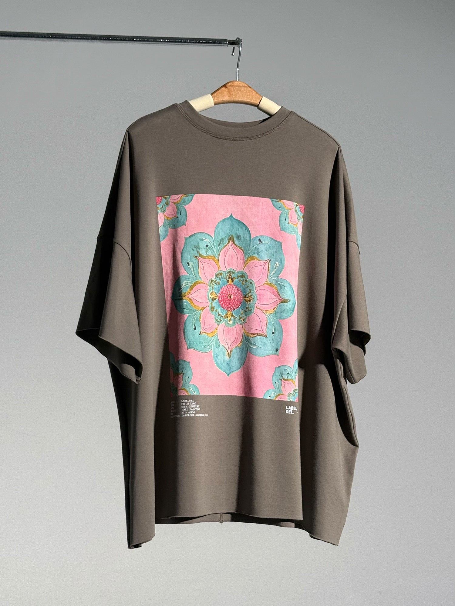 26SS 粉莲花印花T恤白底图