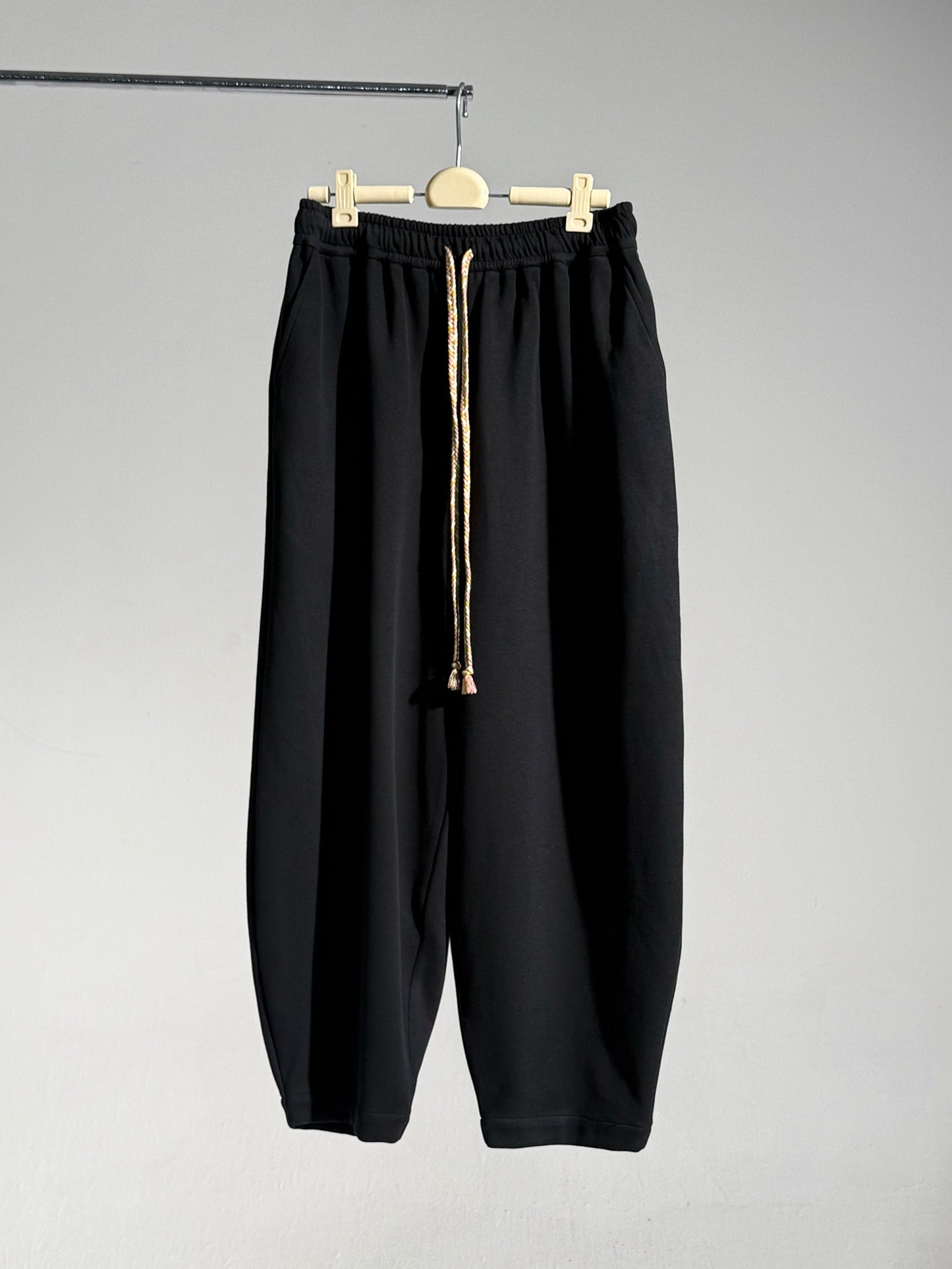 LABELDEL 25AW黑色九分卫裤白底图