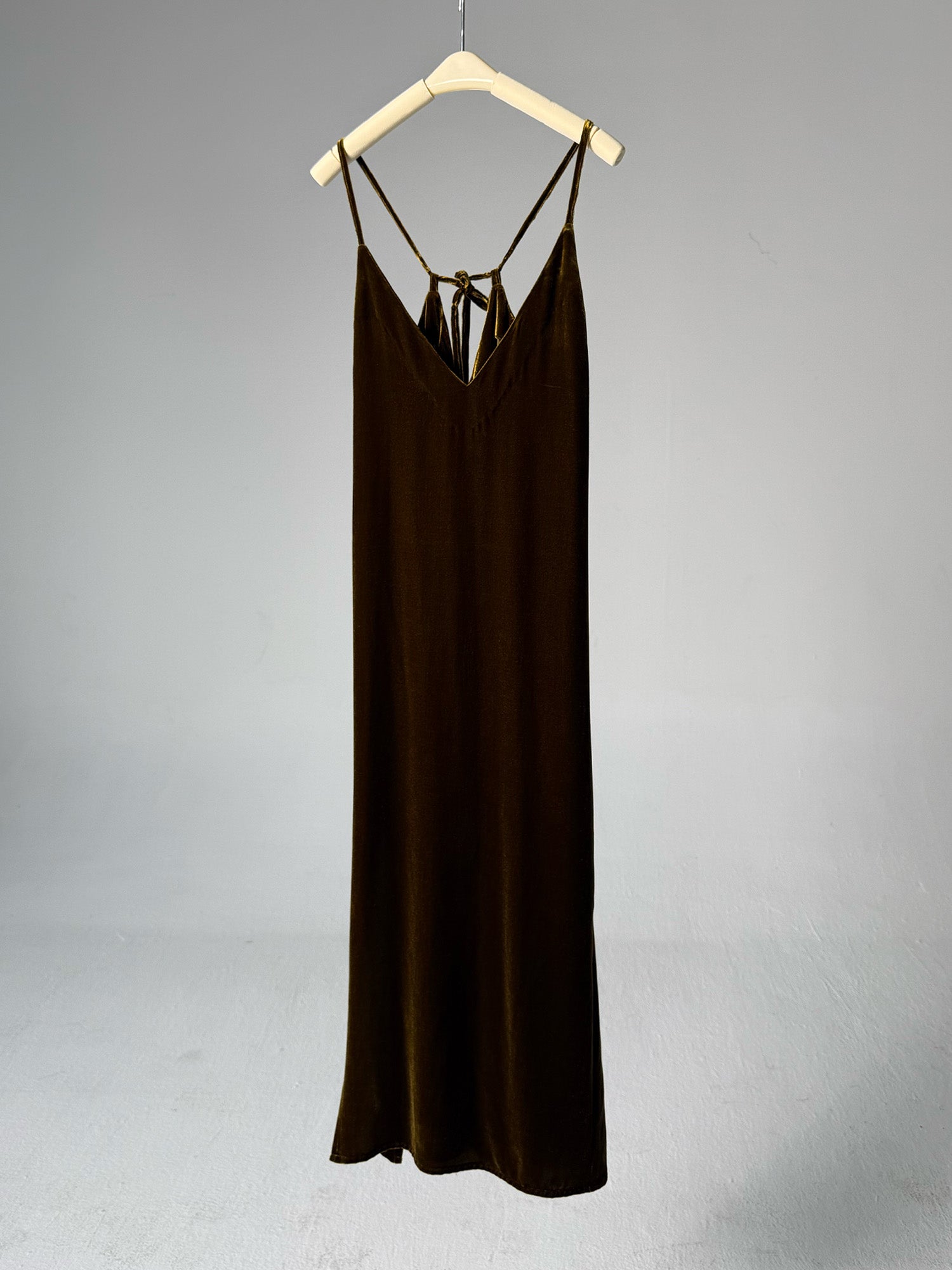 LABELDEL 25AW咖金丝绒连衣裙白底图