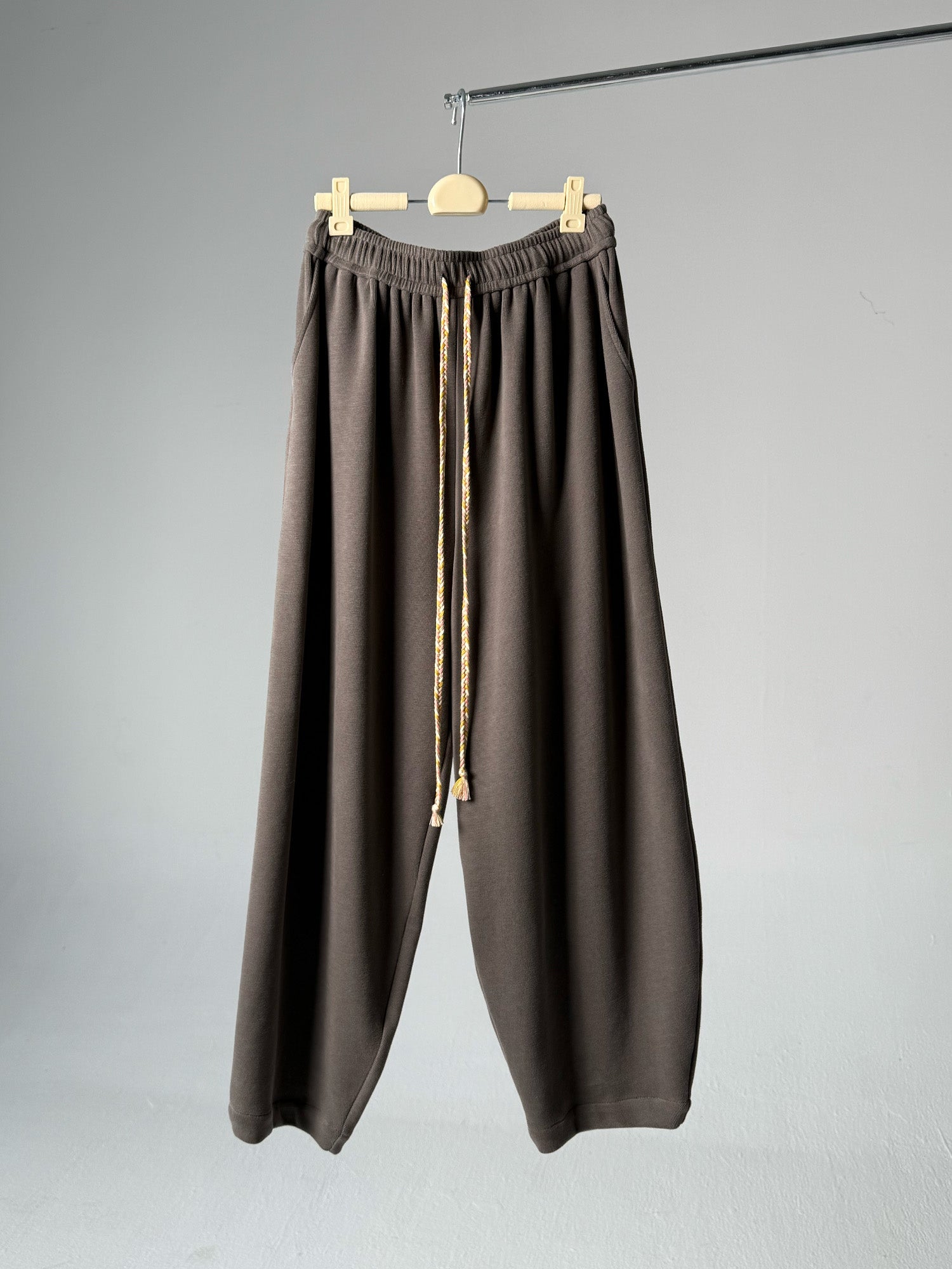 LABELDEL 25AW深灰九分卫裤白底图