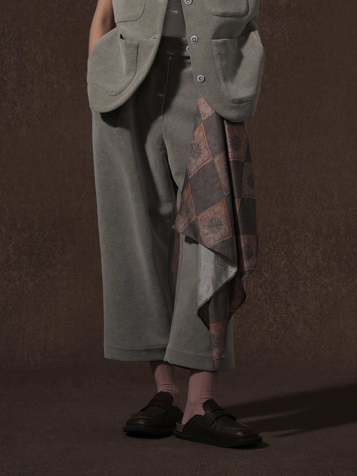 LABELDEL 25AW灰色平绒九分裤0
