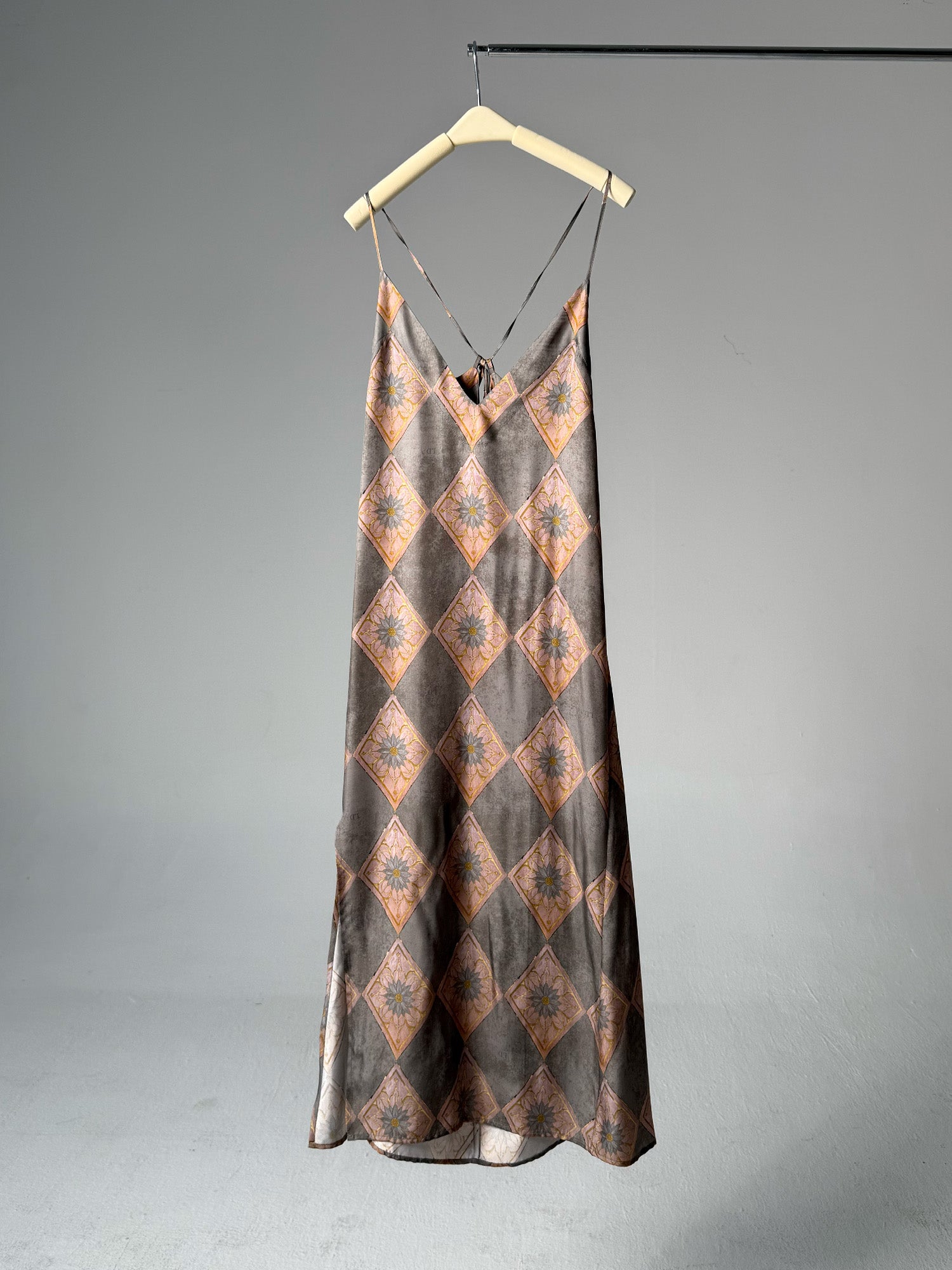 LABELDEL 25AW唐纹印花铜氨连衣裙白底
