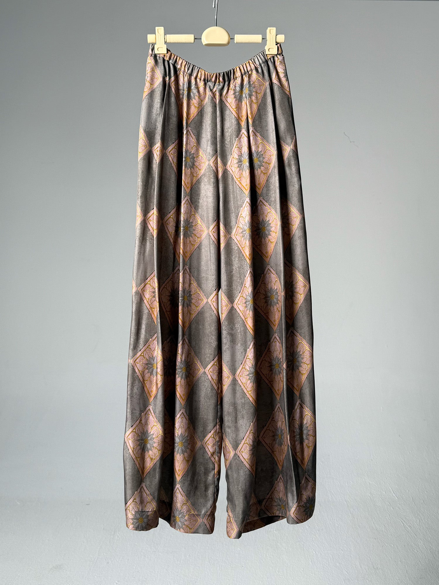 LABELDEL 25AW唐纹印花铜氨长裤白底
