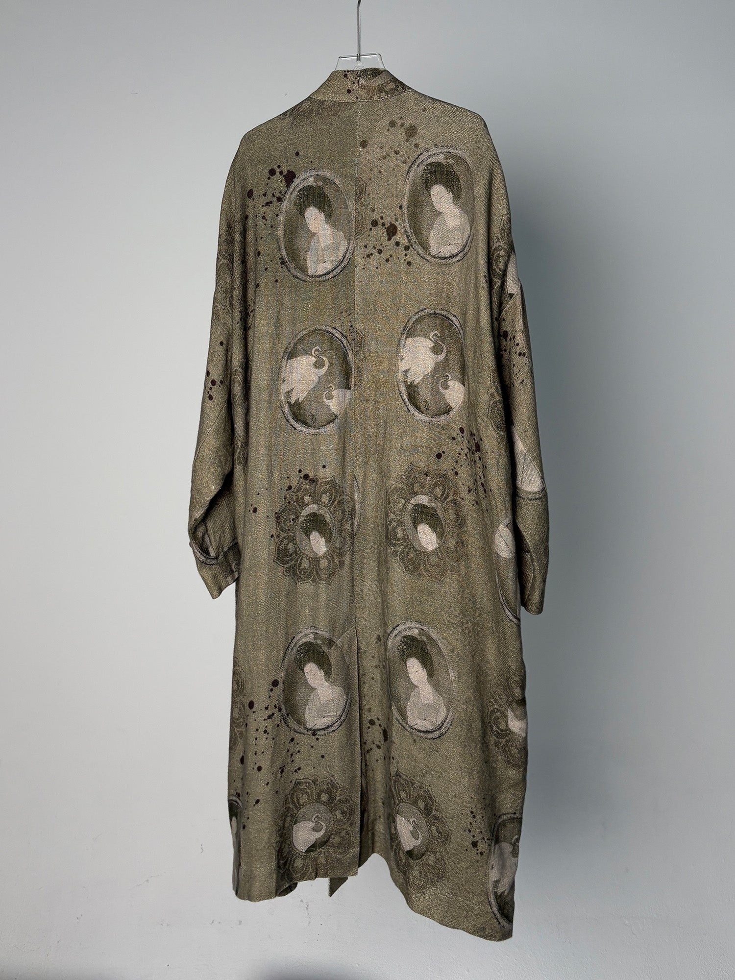 LABELDEL 25SS簪花仕女图绿麻印花长袍白底图2